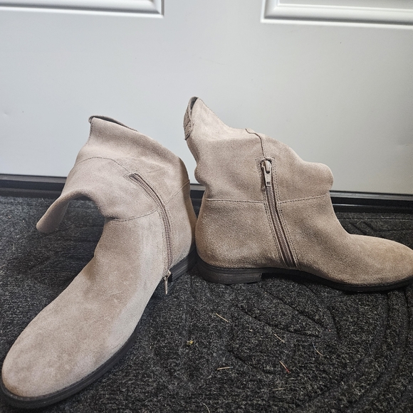 Shoes - Picture 2 of 4